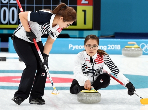2018年2月25日,韩国队选手在2018年平昌冬奥会女子冰壶决赛中不敌瑞典获得亚军。新华社记者马平摄