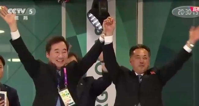 韩国朝鲜两国领导人手拉手
