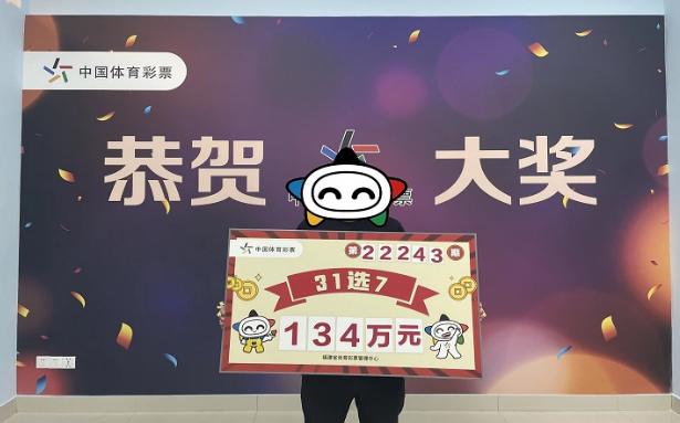 中奖得主领奖照