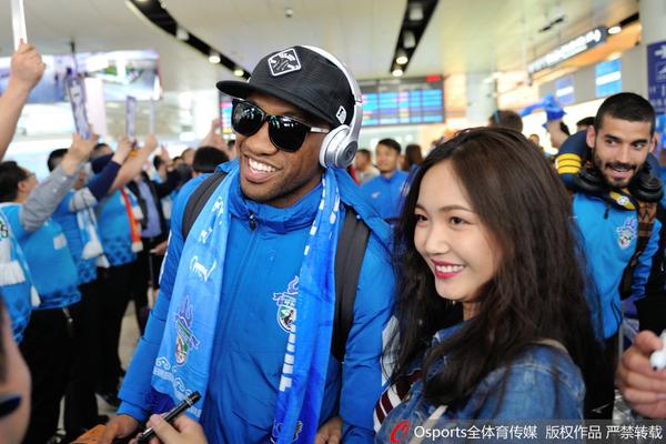 好在無礙！布澤利斯突破踩到拉松腳面 被攙扶回更衣室調整后上場