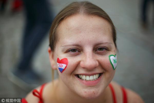 克罗地亚尼日利亚球迷为主队加油