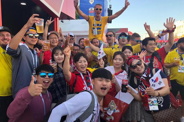 瑞典韩国球迷为主队加油助威