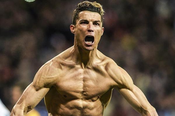 半裸狂人！C罗秀肌肉上瘾