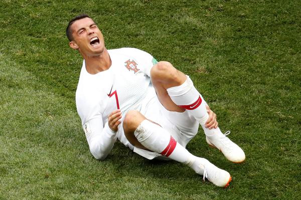 C罗特写：前场孤胆英雄 被铲翻喊疼