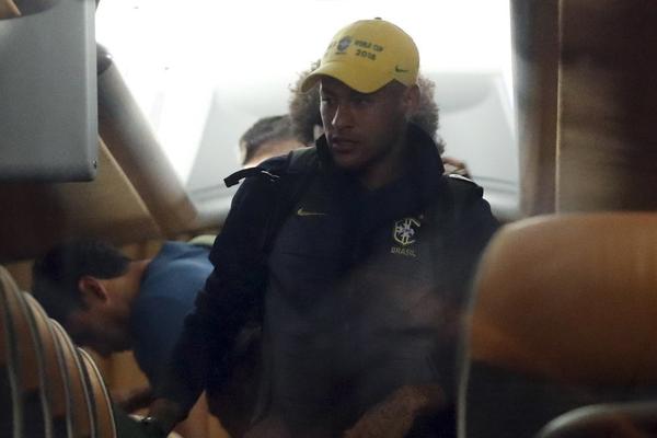 巴西队抵达圣彼得堡 内马尔随队引球迷疯狂