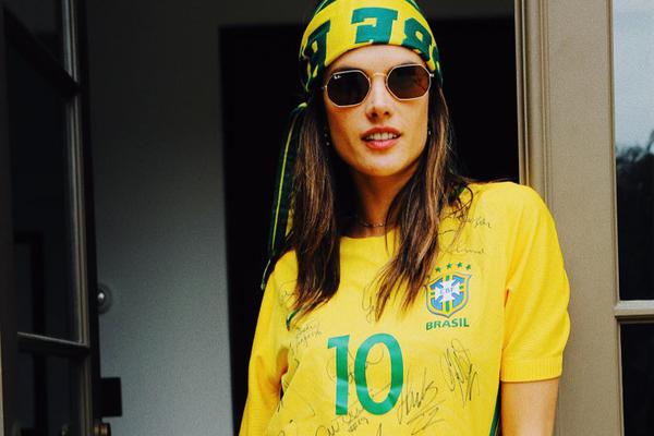 维密超模热辣助威世界杯 期待巴西夺冠