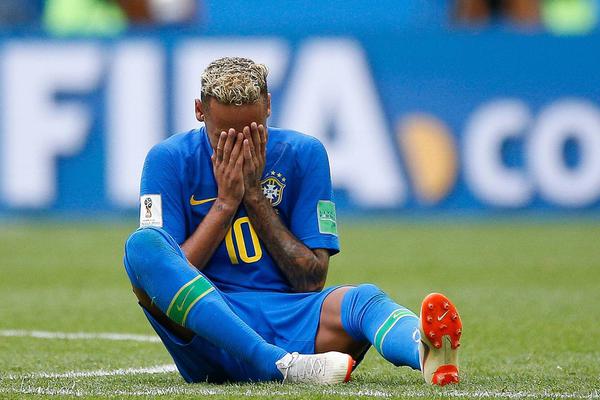 内马尔喜极而泣跪地掩面痛哭