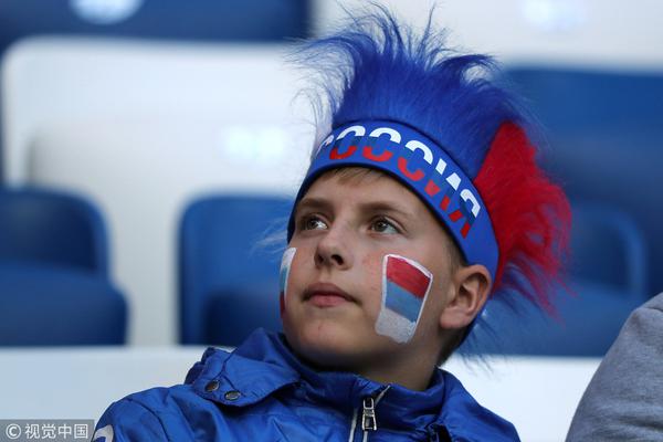 塞尔维亚瑞士球迷为主队加油