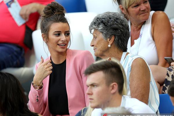 英格兰比利时太太团看台观战现场pk