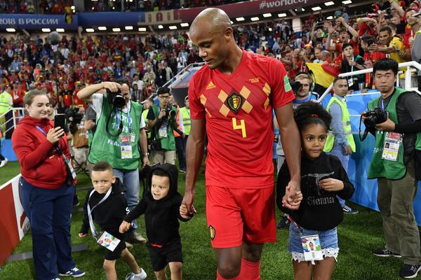 比利时大将与儿女共同庆祝胜利