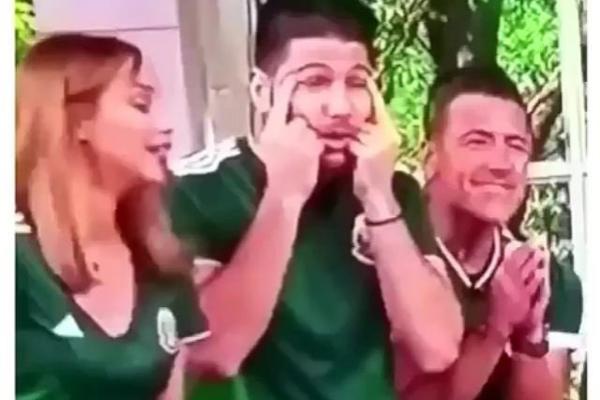 美国主持人拉眼角疑歧视韩国人