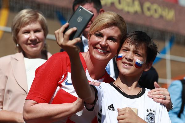 克罗地亚总统现身索契支持国家队 普通球迷打扮和蔼可亲