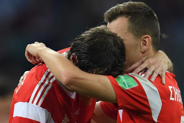 点球惜败俄罗斯队员们失望痛哭!他们离奇迹只差一球