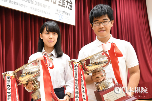 第42回日本高中生全国围棋大会男子组冠军林朋哉与女子组冠军岩井温子合影留念