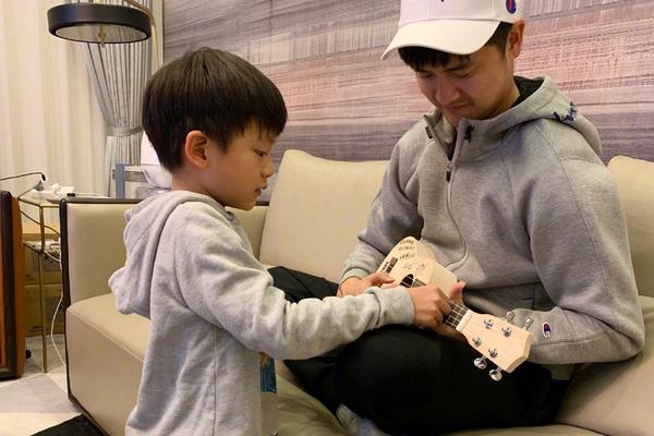 阿迪达斯清风系列