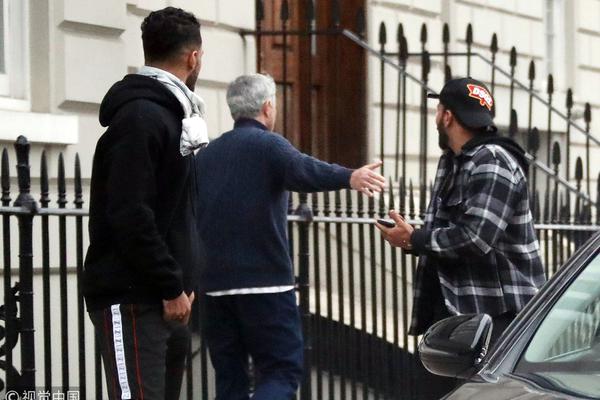 火眼金睛!球出界裁判判罰爭球 湖人再度挑戰成功拿到球權