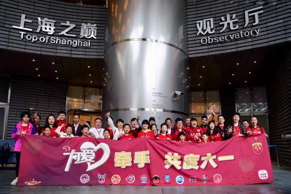 强烈的压迫感！雄鹿官方晒出了明天NBA杯比赛的球场涂装！