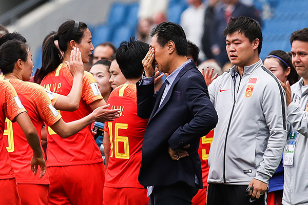 中国女足逼平西班牙女足，赛后中国女足主教练贾秀全激动落泪。视觉中国  图