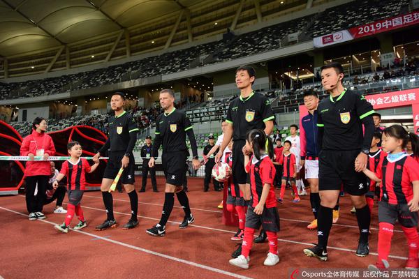 海牛逃过一劫！陈哲超不停球贴地斩破门，裁判判罚图多列越位在先