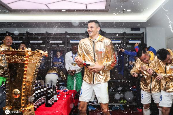 打得郁悶！布克被各種包夾&18中4拿到10分16助9失誤 末節6犯