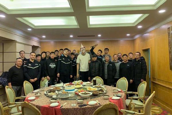 Shams：SGA送隊(duì)友豪華禮籃 包括勞力士手表&手機(jī)&耳機(jī)和定制外套