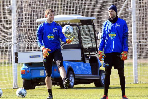 拉都拉不住!蓉城教練組成員情緒激動不斷輸出主裁,被紅牌罰下