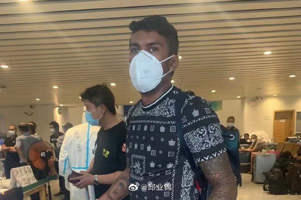 冷静一手！克莱首节替补出战5分钟 拿到5分2板1助1断