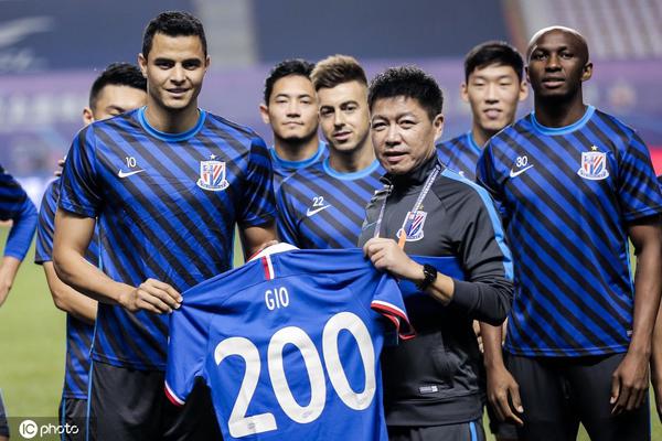 侯琨向世界跆拳道联合会博物馆捐赠火炬