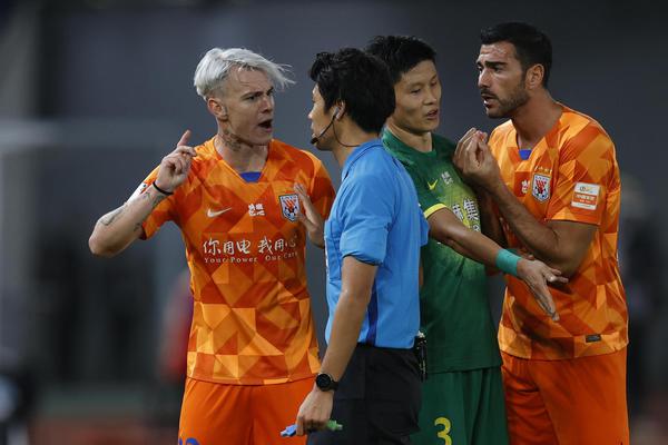 这球都没进！贺惯绝佳机会踢偏海牛再逃一劫，邓卓翔惊出表情包