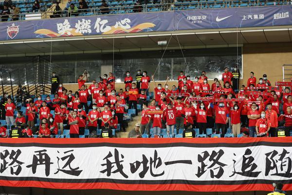 本赛季字母哥场均砍下32.3分12.6板6.3助 投篮命中率高达67.7%