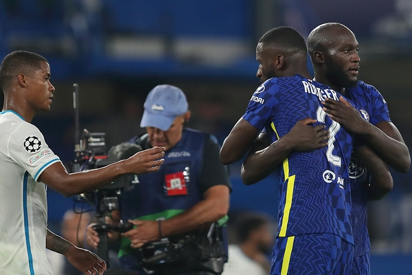 火眼金睛!球出界裁判判罰爭球 湖人再度挑戰成功拿到球權