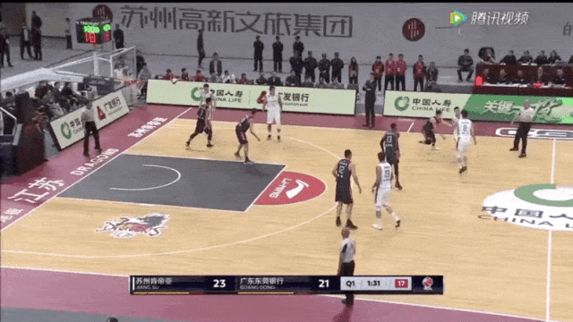 单提对方防线,空中拉杆打进
