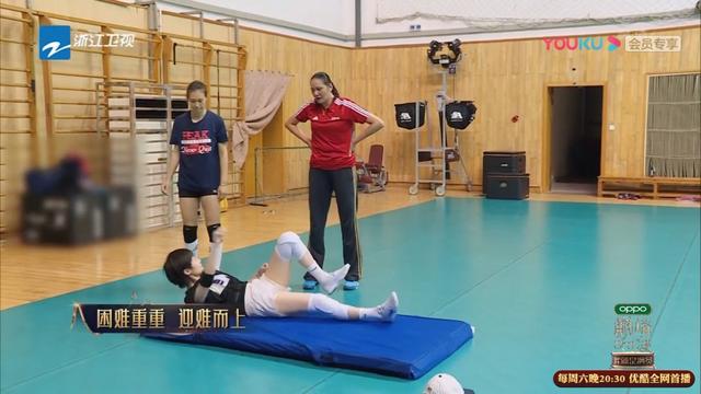李宇春学排球扭伤脖子 其表演打动前中国女排国手