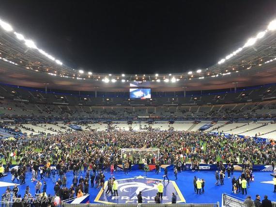 法兰西球场，附近爆炸发生后在球场的人们一起唱起了法国国歌。