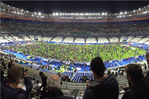 恐怖！巴黎发生枪击爆炸 民众躲进球场避难(图)