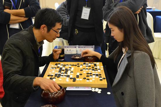 刘子君连胜男子棋手