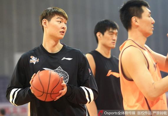 王哲林比赛时间被严格控制_手机新浪网