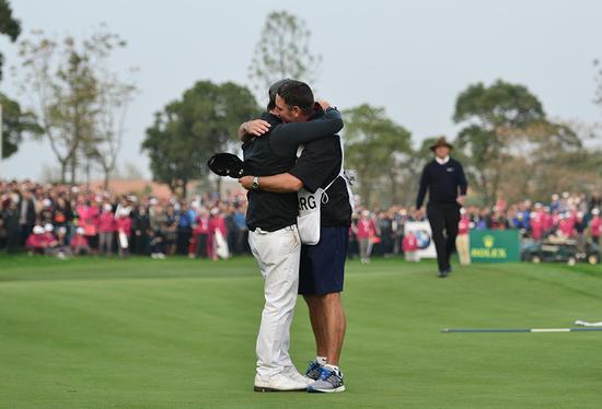 获胜的与球童拥抱