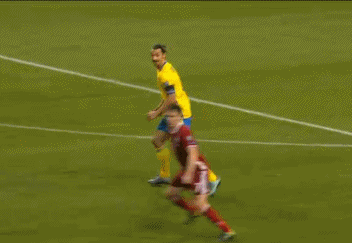 伊布肘击对手逃过惩罚