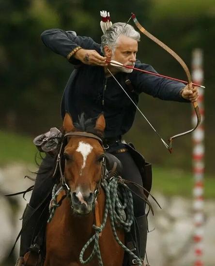 少林寺版骑射学校:修身养性 追求内心的自由