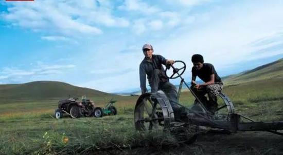 时代变迁:草原少年不敢骑马 赶羊放牧都骑摩托