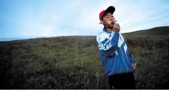 时代变迁:草原少年不敢骑马骑马 少年赶羊放牧