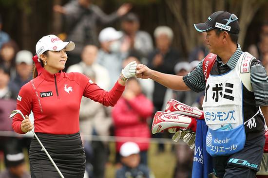 李宝美与球童击拳庆祝