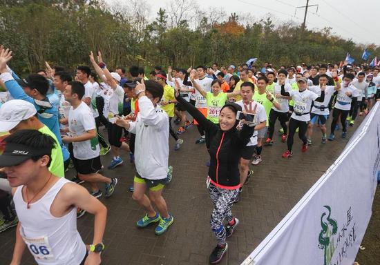 走进森林感受自然 海湾森林绿跑马拉松前300直