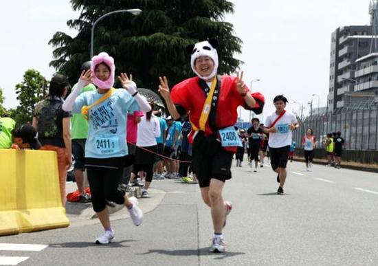 运动世界观:中国大妈爱广场舞 外国大妈爱跑步