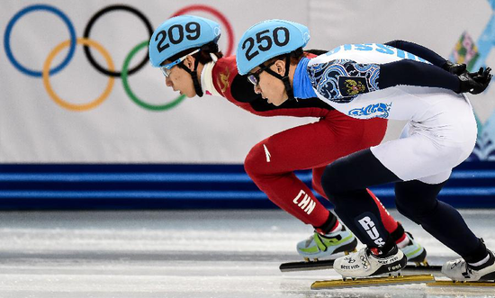图为我国选手韩天宇穿着evo品牌冰刀，俄罗斯选手维克多安穿着maple品牌冰刀参加索契冬奥会短道速滑比赛