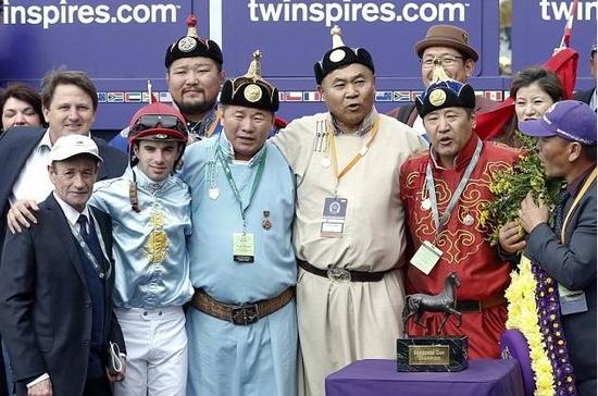 蒙古周末上阵时，练马师（前排右三）及马主（前排右二红衫）均穿传统蒙古服饰入场