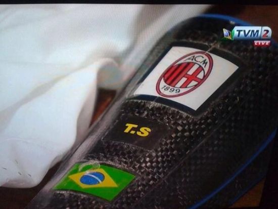 席尔瓦征战世界杯的护腿板还印有米兰队徽