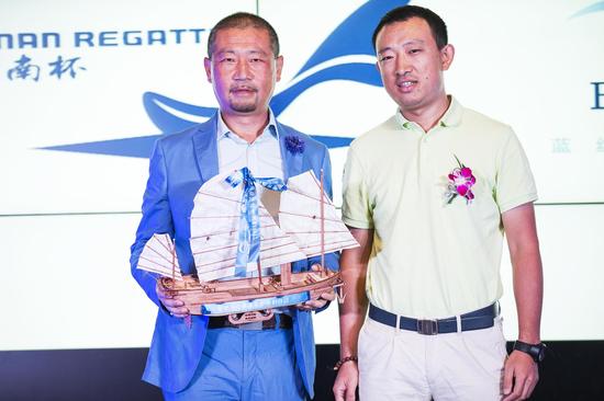 司南杯发起人葛卫东先生接受蓝丝带海洋保护协会副会长李平先生赠送