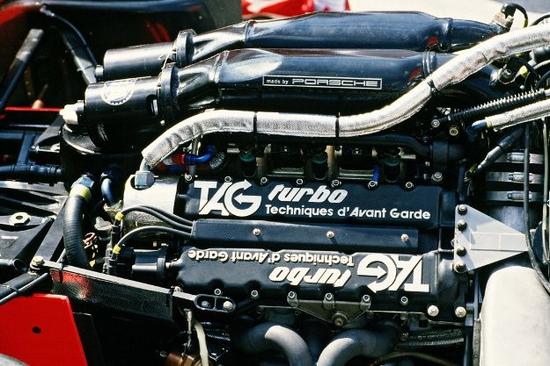 1983年迈凯轮MP4/1E赛车搭载的保时捷引擎来自保时捷。贴TAG商标。